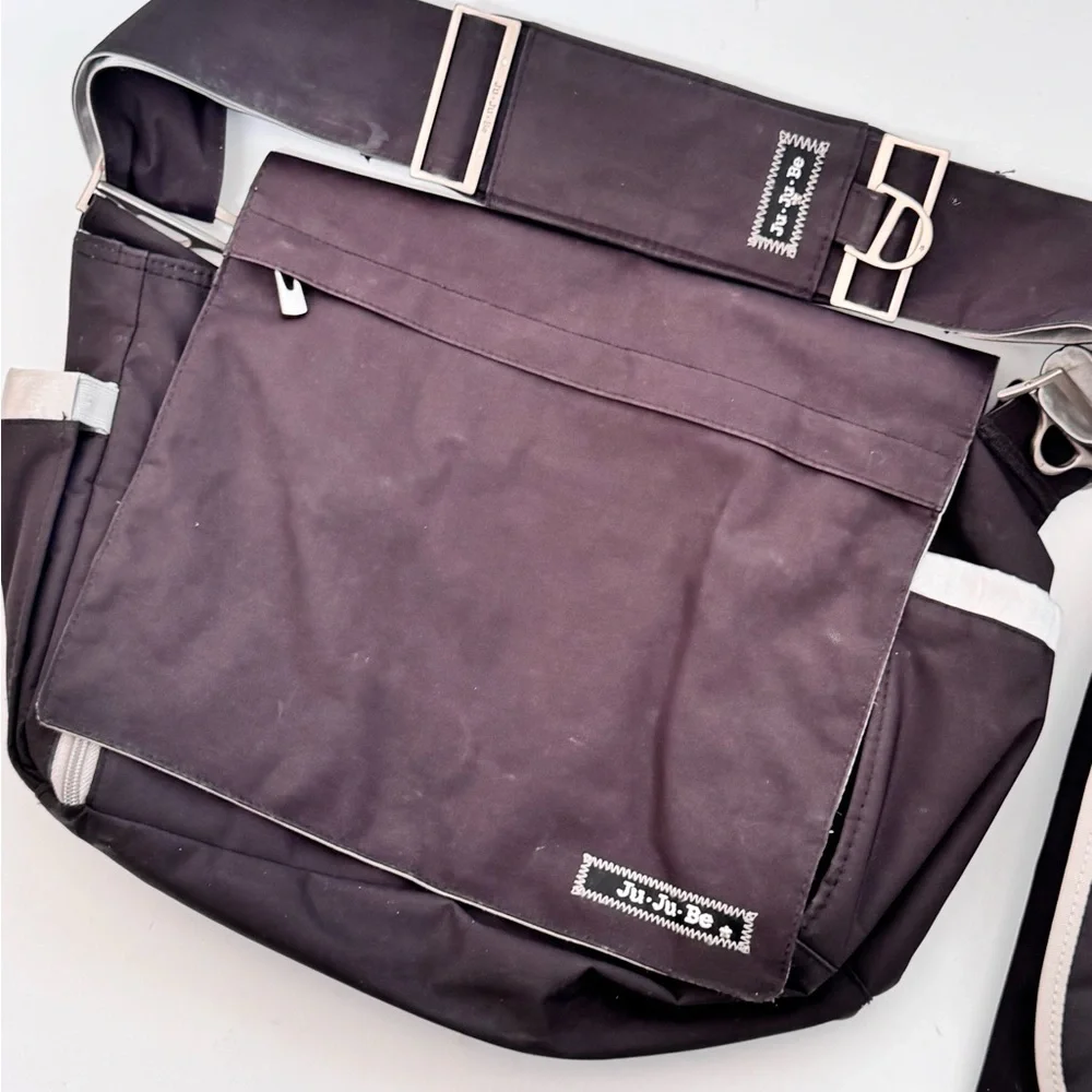 Ju-Ju-Be Classic Collection Better Be Messenger Diaper Bag, Black/Silver